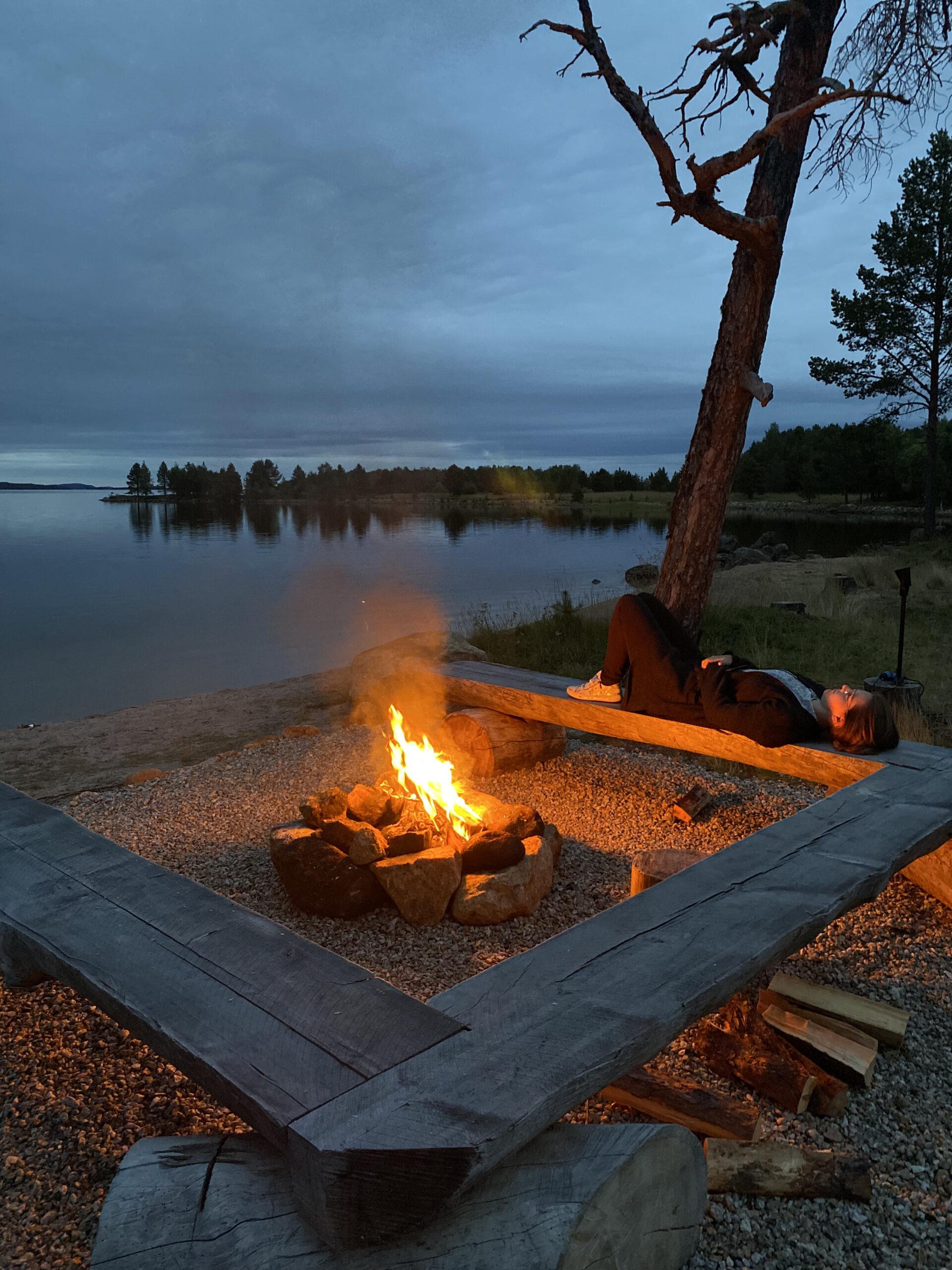 Inari am See mit Feuer
